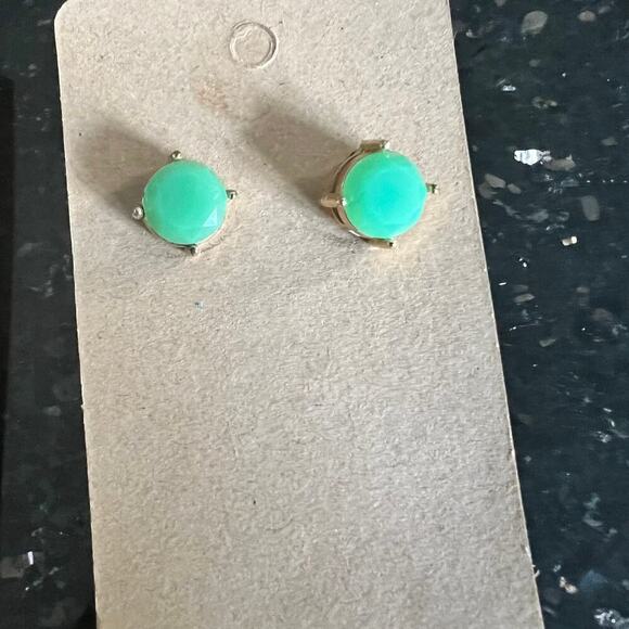 Six pairs of vibrant versatile acrylic and jewel dangle and post earrings - Picture 5 of 12